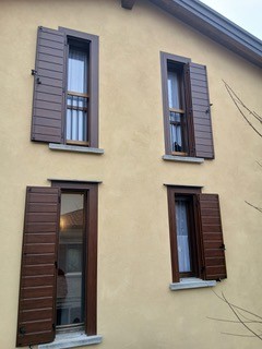 finestre con scuri verdi di casa