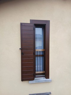 finestre con scuri verdi di casa