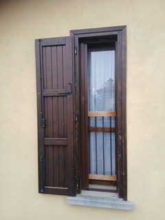 finestra con scuri in pvc verdi