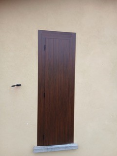 finestre con scuri verdi di casa